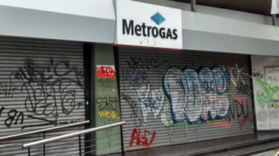 Vecinos de Lomas protestaron frente a la sede de Metrogas