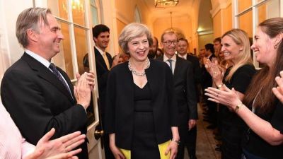 Jur Theresa May y design canciller a un lder del Brexit