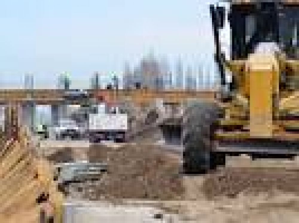 Terraplenes, puentes y banquinas dan vida a las obras en la nueva 22