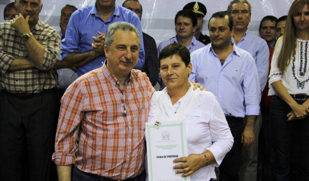 Passalacqua puso en marcha el programa de tierras �Mi T�tulo� y entreg� viviendas en Eldorado