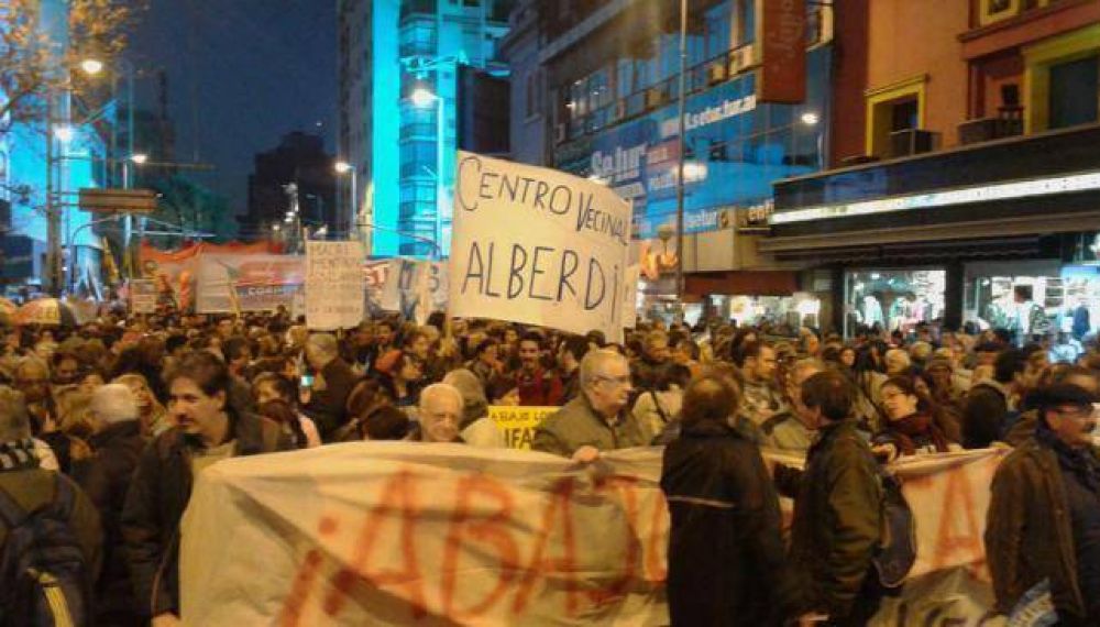 Vecinos marcharon contra el tarifazo en el Centro