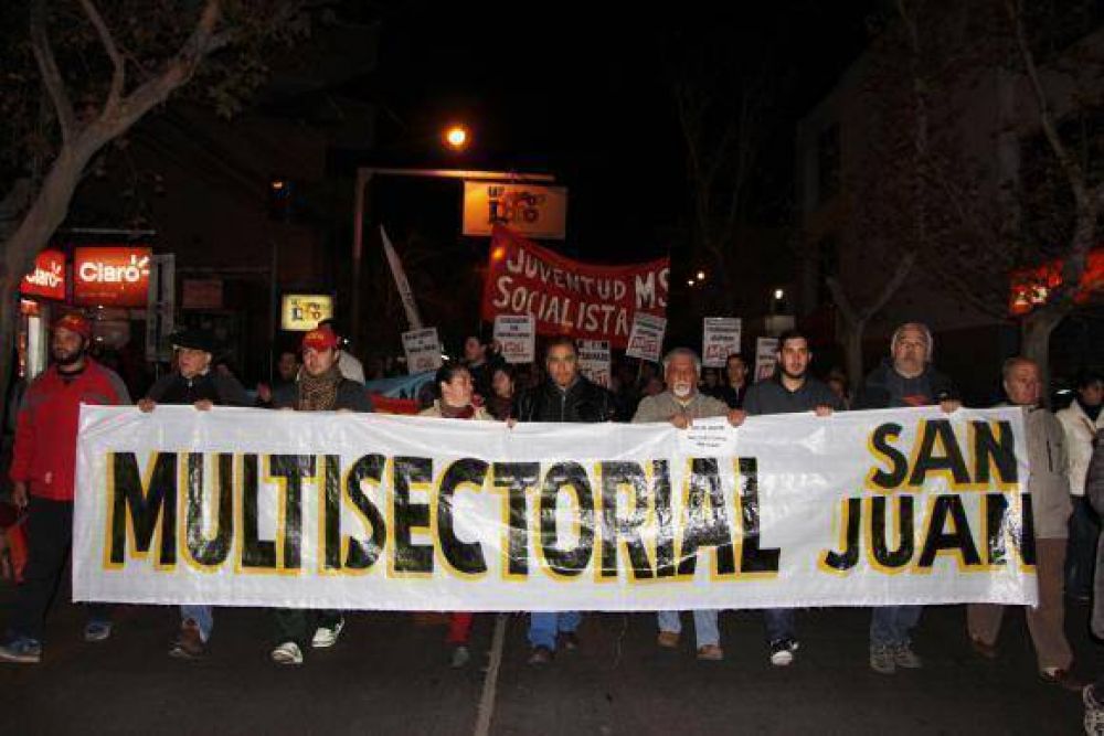 Como en distintos puntos del pa�s, en San Juan tambi�n marcharon por el tarifazo