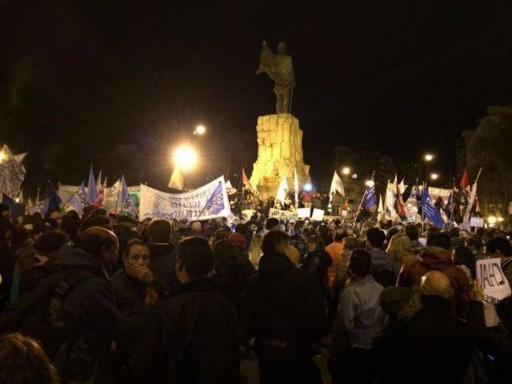 Fuerte protesta contra la suba de tarifas en el centro de Mar del Plata