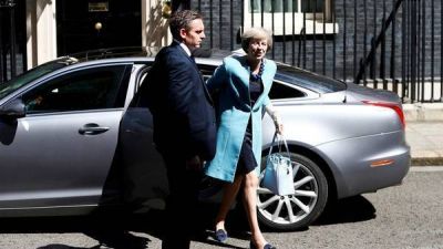 May pide tiempo a Europa y nombra m�s euroesc�pticos en puestos clave