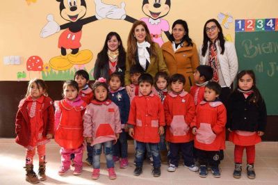 La Gobernadora inaugur� un jard�n de Infantes y la refacci�n de una escuela en Chilc�n