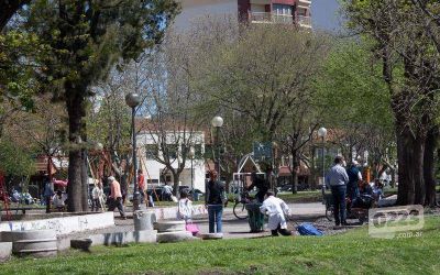 Cuidadoras de los ba�os de las plazas exigen a Arroyo continuidad laboral