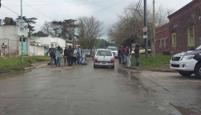 En s�ntoma de protesta, vecinos del Padre Varela cortaron la calle