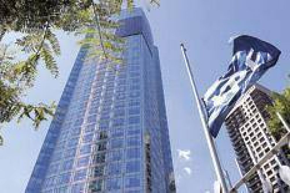 En vez de invertir, YPF reparte dividendos record