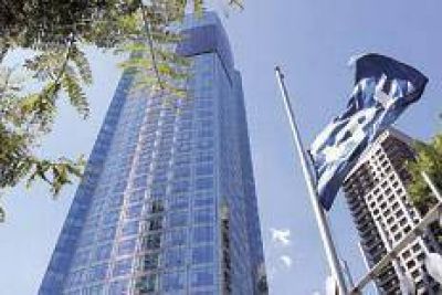 En vez de invertir, YPF reparte dividendos record