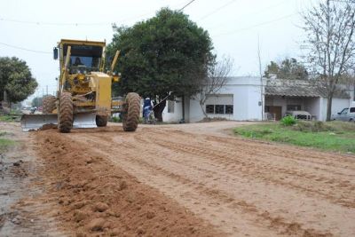 Trabajos de entoscado, bacheo y zanjeo en distintos barrios de la ciudad