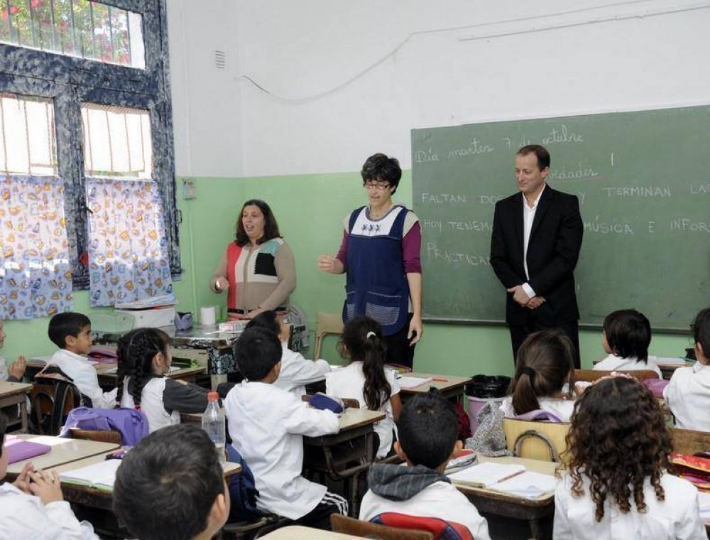 Ampl�an y renuevan m�s escuelas en los distintos barrios de Lomas