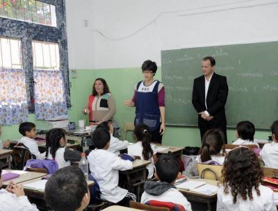Ampl�an y renuevan m�s escuelas en los distintos barrios de Lomas
