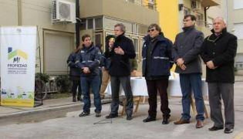 El IVC entreg� 125 escrituras en Villa Luzuriaga