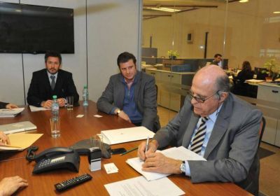 Procrear firm� la escritura de compra de cuatro manzanas en Tandil