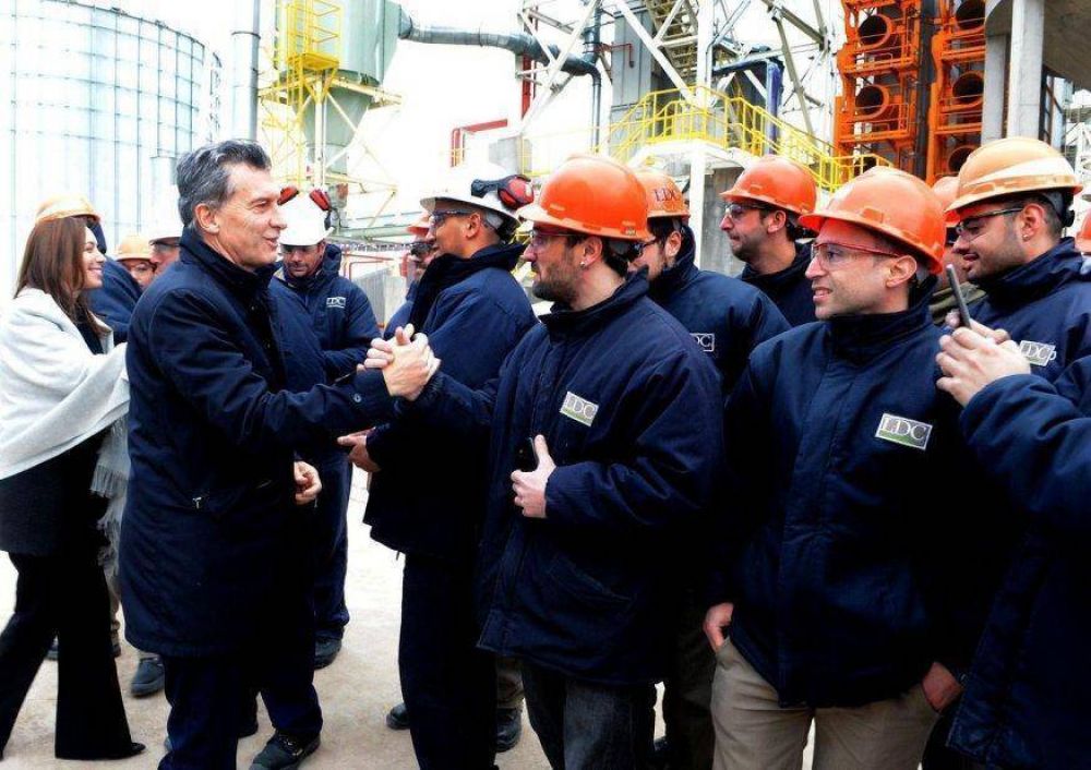 Macri confirm� que los buques con gas importado seguir�n viniendo al puerto bahiense 
