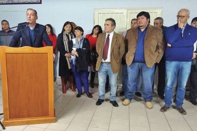 Arcioni entreg� viviendas en Sarmiento y afirm� que �este es un gobierno sensible a las necesidades de la gente�  