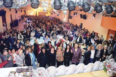 Linares: �Las mujeres son nuestro orgullo y coraz�n del partido�