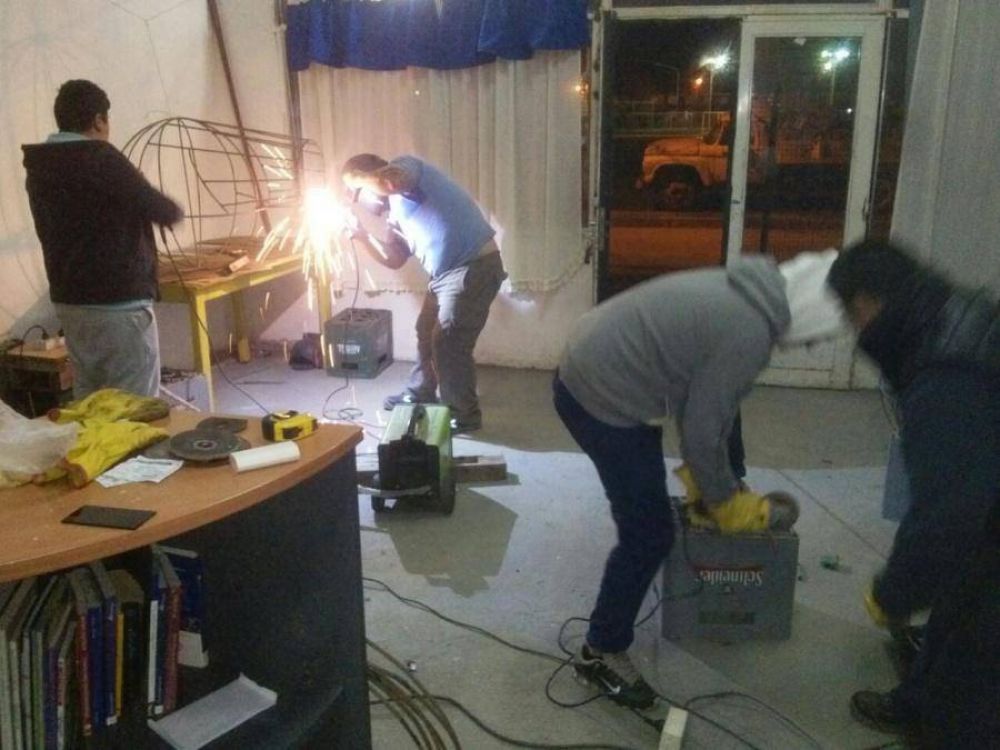 Los barrios Marina y 240 Viviendas comenzaron con la construcci�n de la carroza