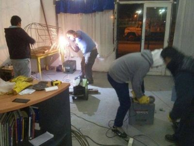 Los barrios Marina y 240 Viviendas comenzaron con la construcci�n de la carroza