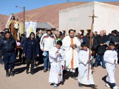 EL GOBERNADOR ACOMPA�� A LA COMUNIDAD DE CATUA EN SU CELEBRACI�N PATRONAL