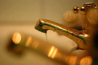 Corte general de agua por readecuaci�n de trayectoria de ca�o maestro en Rivadavia y Frocham