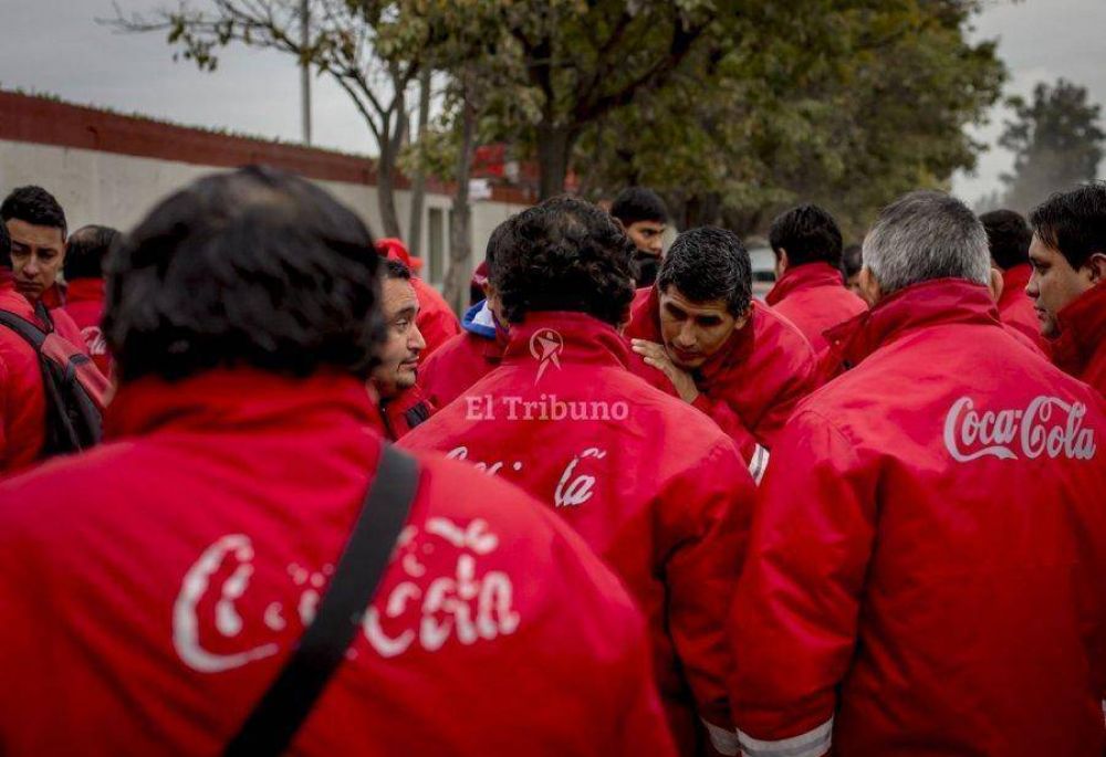 Conflicto en la planta de Coca Cola por el despido de 50 trabajadores
