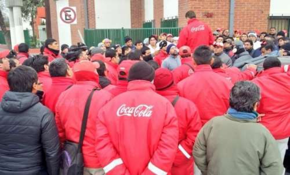  Los despidos de la Coca Cola contradicen los anuncios de Macri en abril