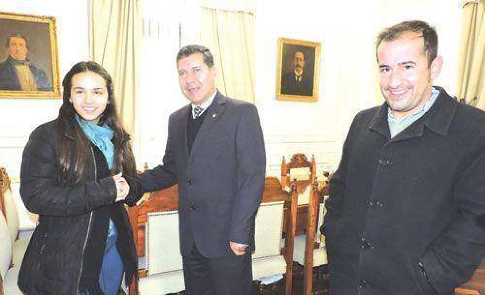 Antes de viajar, Fernanda Russo visit� al gobernador Casas