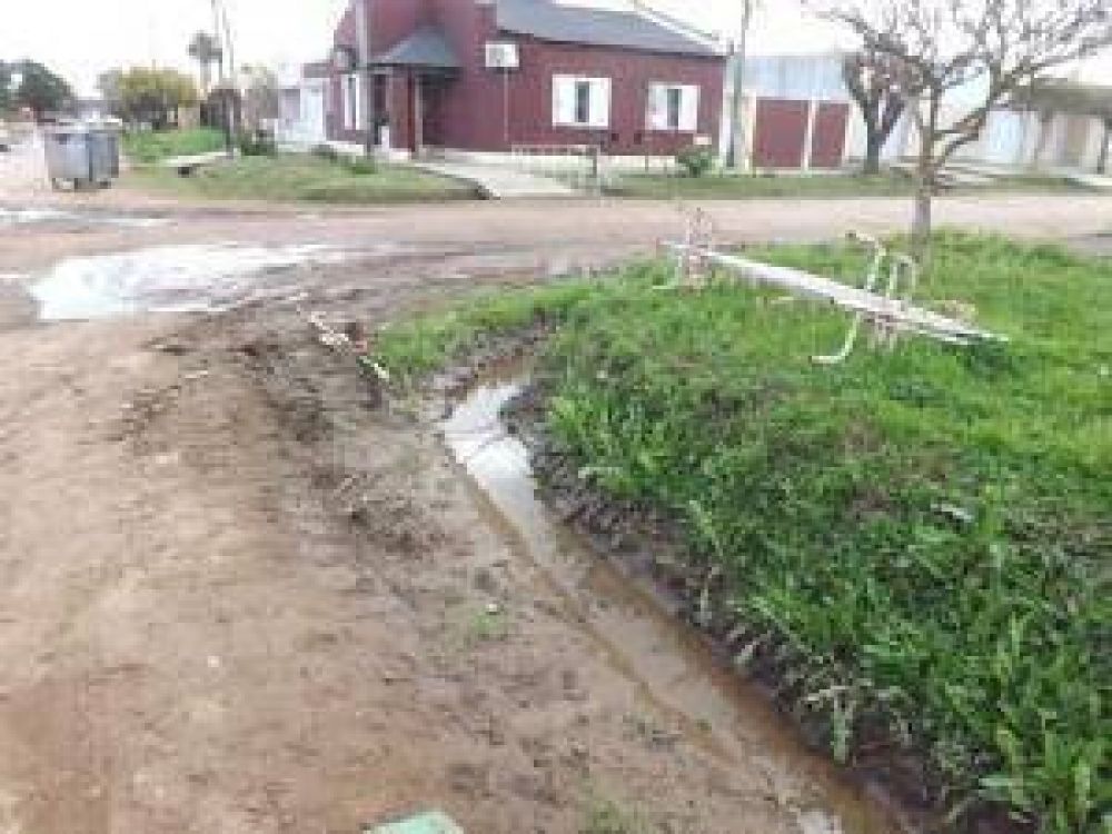 Malestar de vecinos por p�rdidas de agua en una obra inconclusa