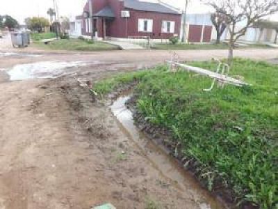Malestar de vecinos por p�rdidas de agua en una obra inconclusa