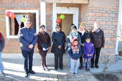 Entrega de Viviendas Sociales en Pozuelos y Gramilla en el Dpto. R�o Hondo
