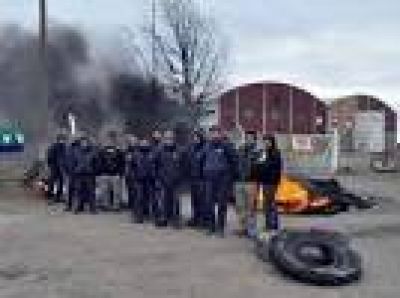 Salineros mantienen la protesta en La Adela y no descartan cortar la ruta