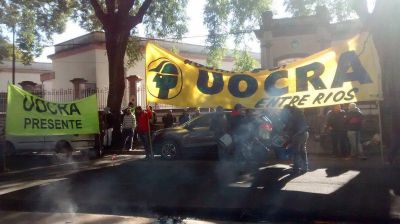 La Uocra cort� el tr�nsito en una esquina de Paran� para denunciar trabajo precario 