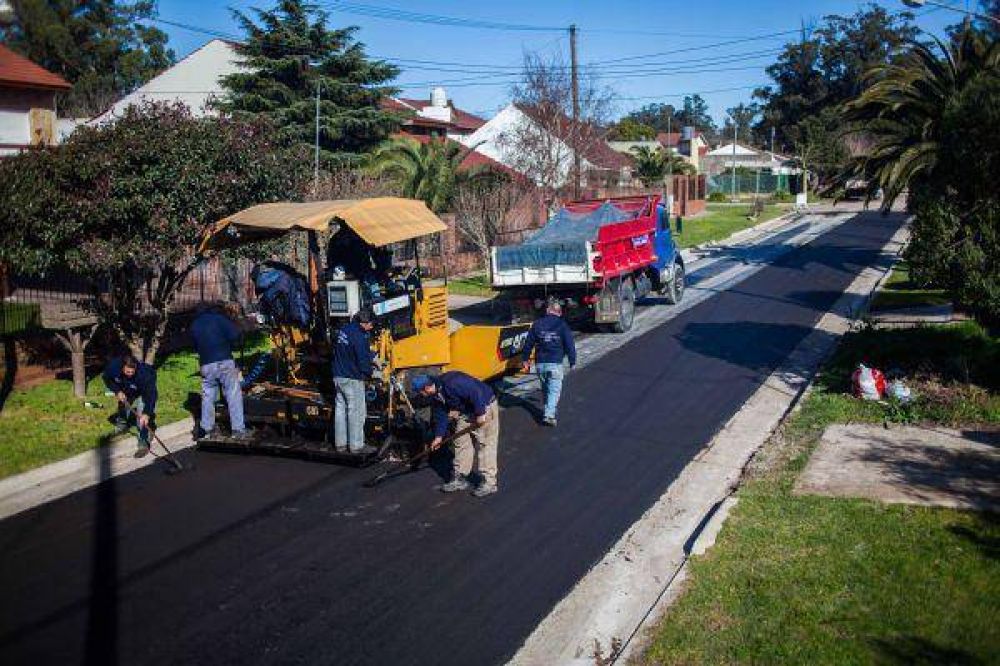 En Colinas de Peralta Ramos, iniciaron obras de asfalto de calles adeudadas