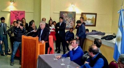 Se firmaron contratos para 240 viviendas en Comodoro y la autov�a en Ruta 3 y 39