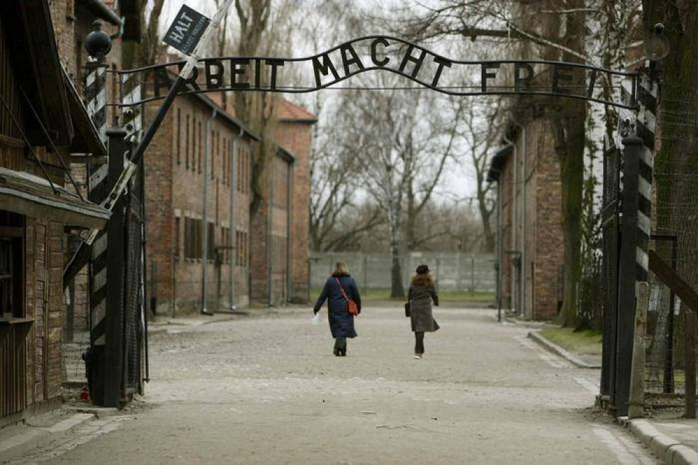 Francisco en Auschwitz permanecer en silencio y se reunir con supervivientes