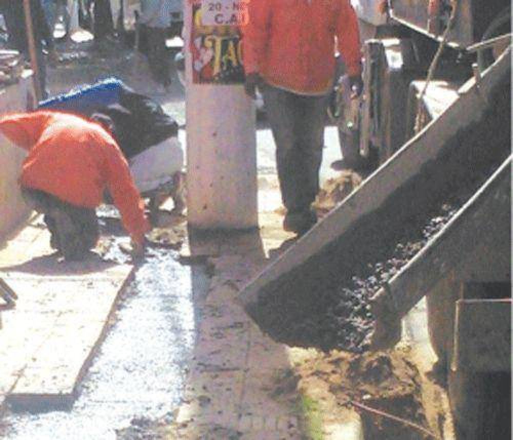 Reparan las veredas en el centro de la ciudad