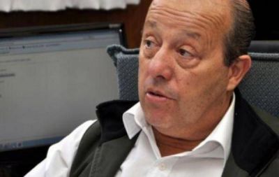 EL EX INTENDENTE DE MAR CHIQUITA SE DEFIENDE DE ACUSACIONES OFICIALES