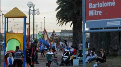 Sacan �rboles de la plaza de Villa Mitre porque dicen que est�n secos y enfermos