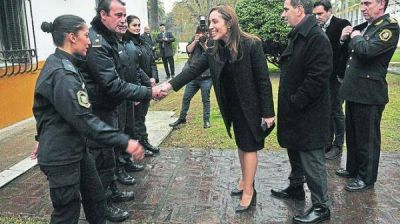 Vidal separ� a 1.600 polic�as de sus cargos