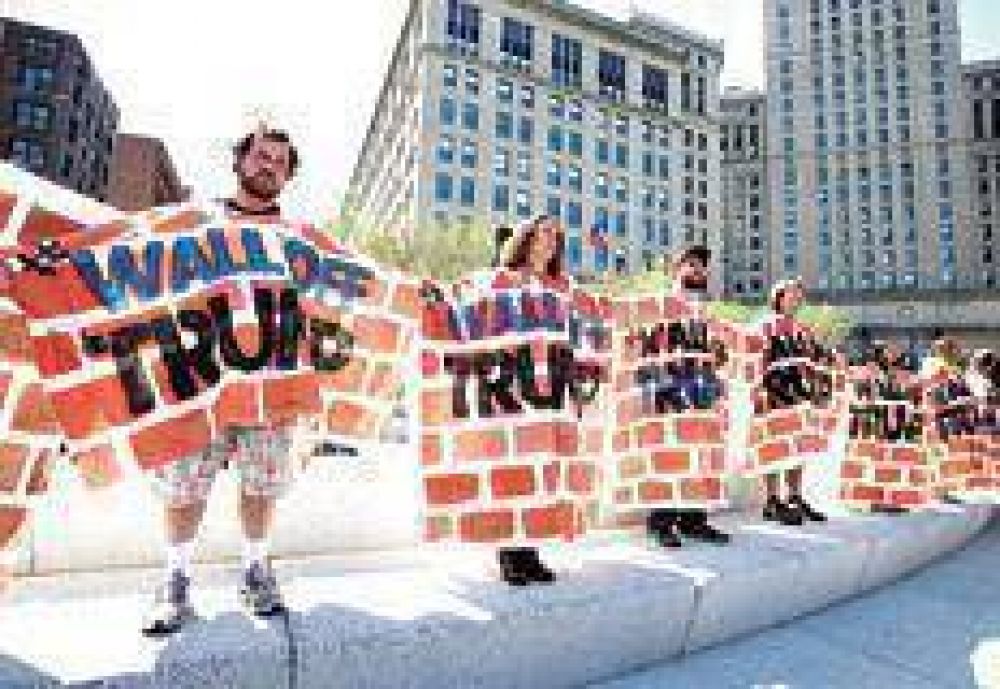 Muros y protestas en la fiesta de Trump