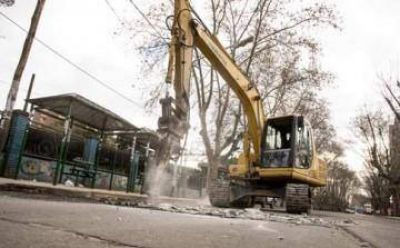 Bacheo frente a la estaci�n Monte Grande