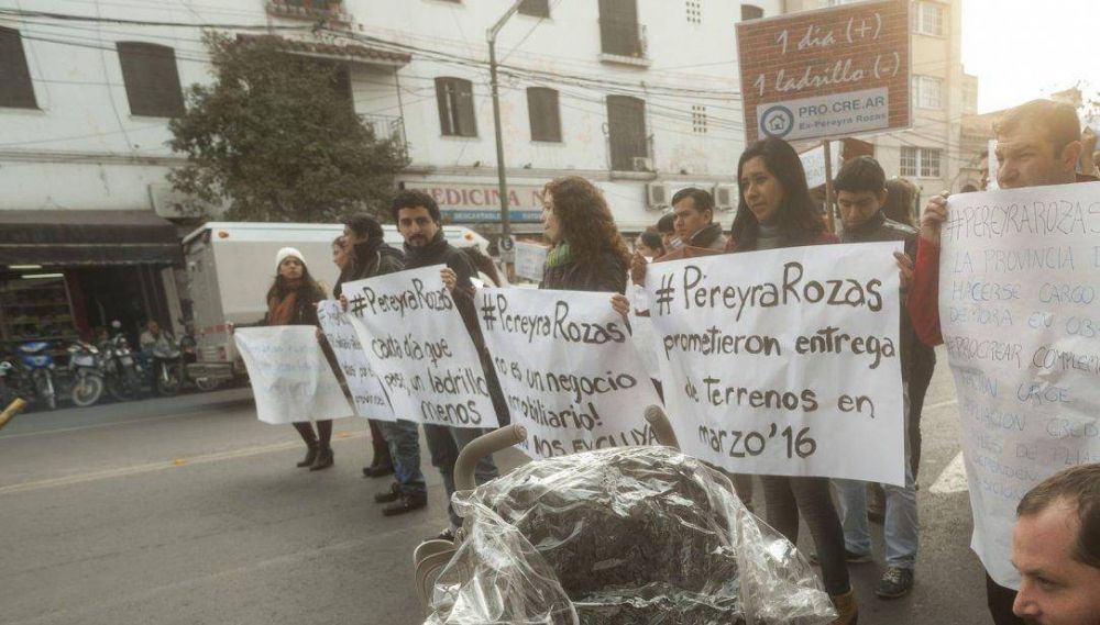 Ante la falta de solucin, familias de Pereyra Rozas hicieron una protesta