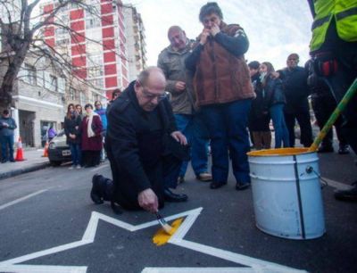 El Intendente junto a familiares de N�stor Mendiola pint� Estrella Amarilla a un a�o de su muerte
