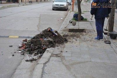 Se realiza la limpieza de bocas de tormenta en distintos sectores de Patagones