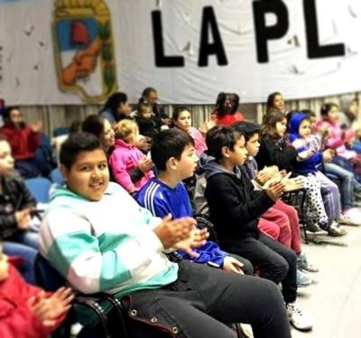 A sala llena, comenzaron las actividades gratuitas para los chicos en la sede del PJ