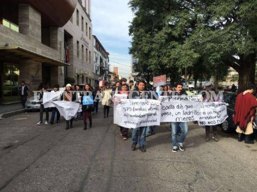 Beneficiarios del Procrear marcharon para pedir agilizaci�n en las obras