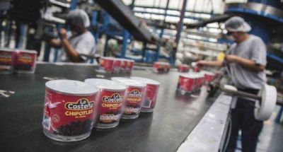 Empleados de una alimenticia se fotograf�an orinando aj�es que iban a ser enlatados  