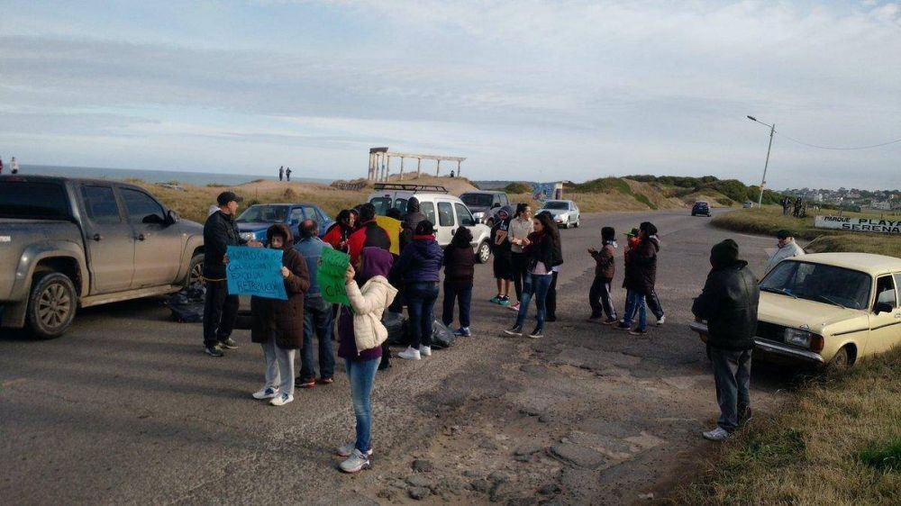 Vecinos de Playa Serena cortaron la ruta por el estado de las calles