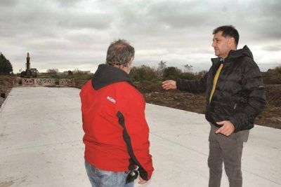 Avanza la pavimentaci�n en la calle Pergamino en Troncos del Talar